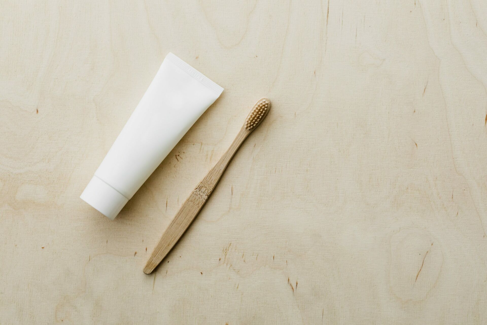 Zahnpaste und Zahnbürste