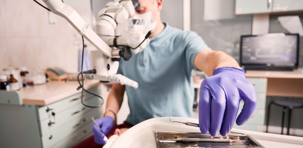 Zahntechniker bei der Vorbereitung der Geräte was macht ein zahntechniker